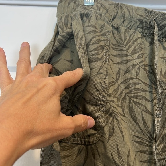 GAP sage green Shorts with Drawstring Waist size medium. - Picture 3 of 8